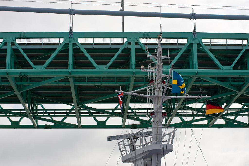 IMG_7267.jpg - Zunächst bangen alle an Bord, ob wir unter der Älsborg-Brücke durchpassen.