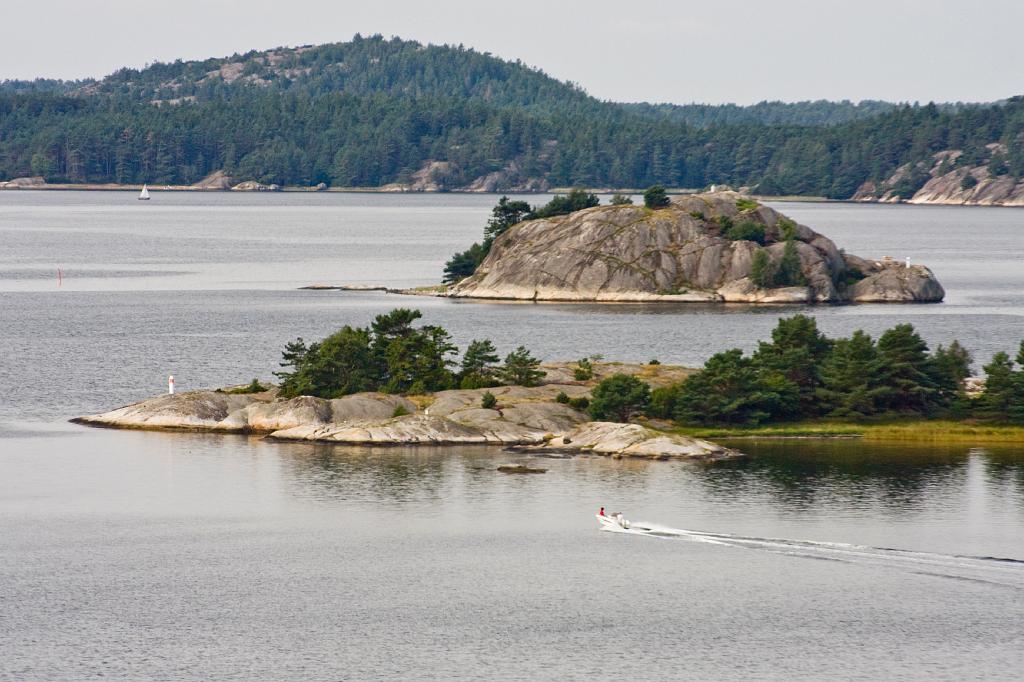 IMG_7272.jpg - Wir suchen uns direkt eine Straße entlang der Küste aus und werden immer wieder mit der Aussicht auf typisch schwedische Küstenlandschaften belohnt.