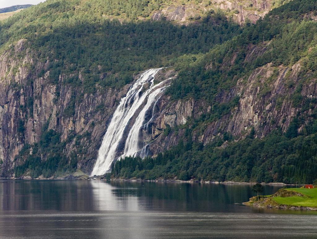 IMG_8289.jpg - Kein Fjord ohne Wasserfall. Das ist wieder ein Wasserfall vom Typ Rutsche.
