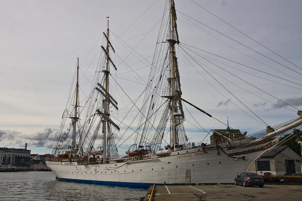 IMG_8320.jpg - Im Hafen von Bergen ist die Staatsraad Lehmkuhl stationiert. Das rund 95 Jahre alte Schiff kann gechartert werden und wird als Segelschulschiff eingesetzt.
