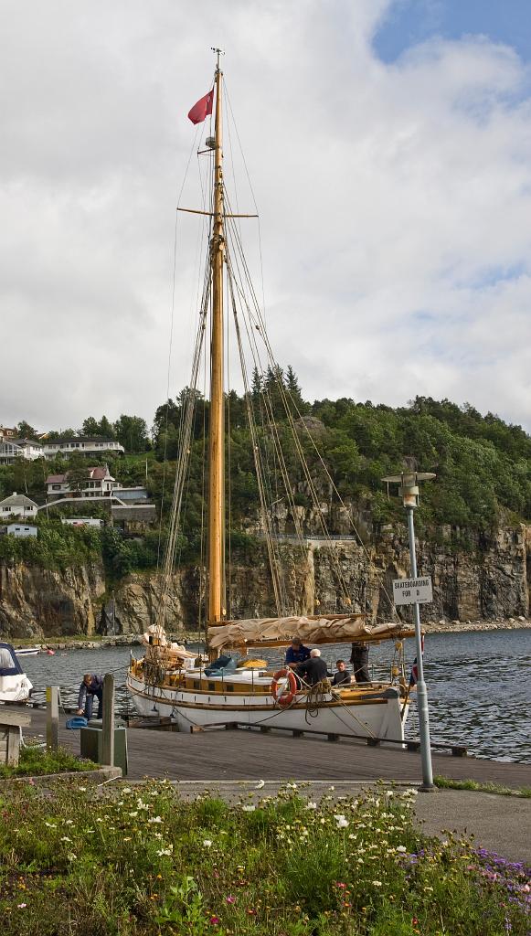 IMG_8437.jpg - Ein schönes Segelschiff im Hafen von Flekkefjord.