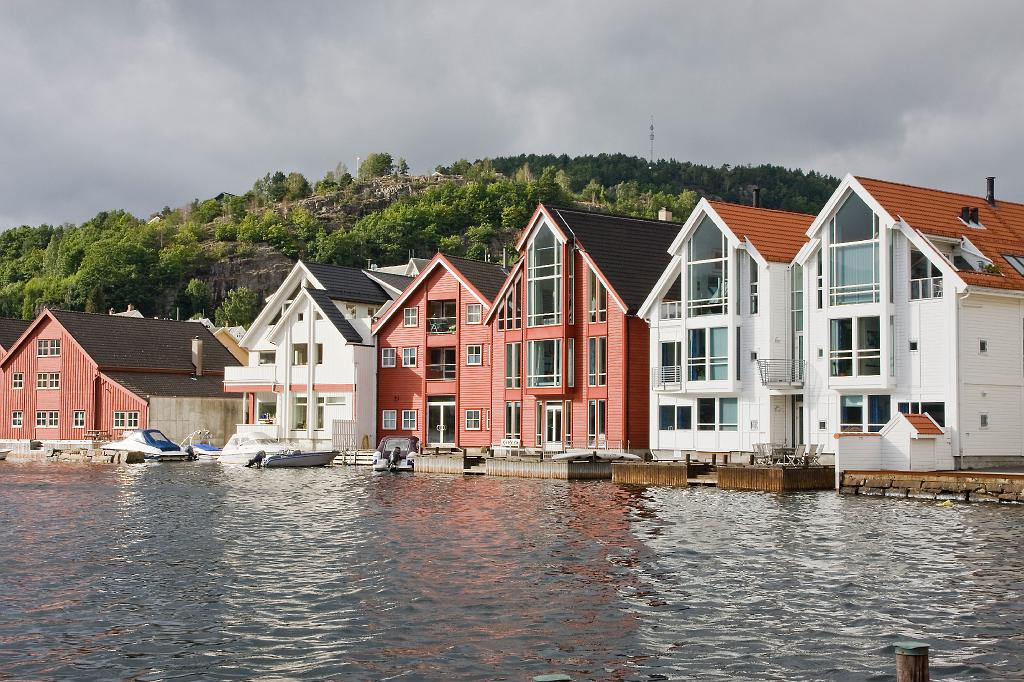 IMG_8438.jpg - Die moderne Hafenfront von Flekkefjord.
