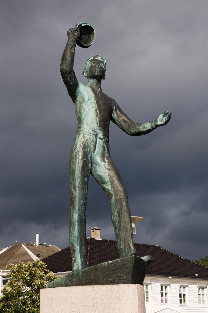 IMG_8442.jpg - Eine Bronzestatue am Hafen.