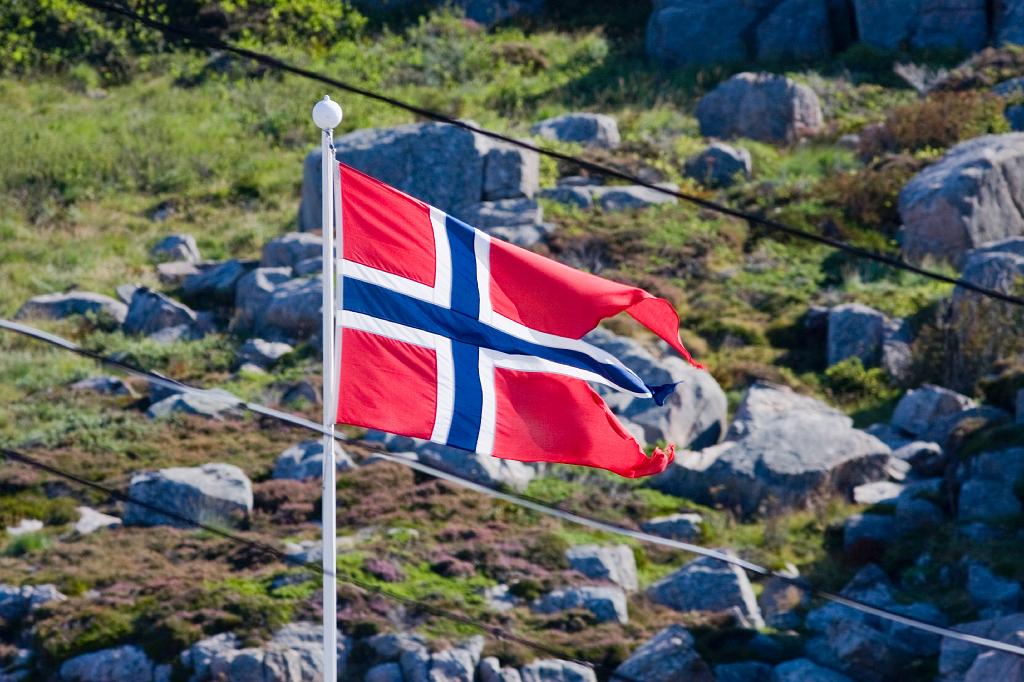 IMG_8483.jpg - Schöner, als in diesem Licht, kann man die norwegische Flagge kaum präsentiert bekommen.