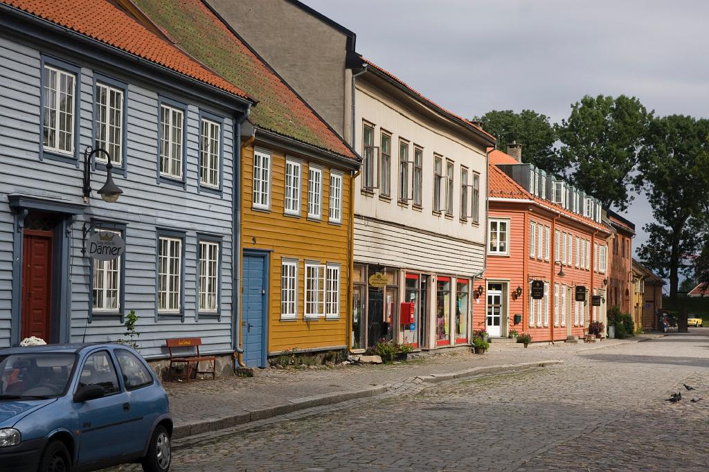 IMG_7349.jpg - Eine bunte Holzhausreihe in Frederikstad.