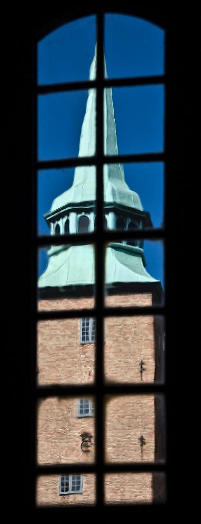 IMG_7369.jpg - Ein Blick durch ein vergittertes Treppenhausfenster zum gegenüberligenden Turm im Innenhof.