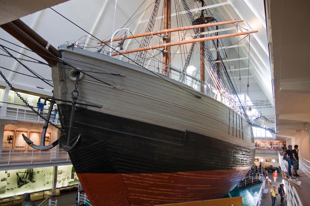 IMG_7415.jpg - Das Museum, in dem das Schiff heute steht. In drei Etagen bekommt man rund um das Schiff in Schaukästen allerhand Informationen zur Geschichte der Seefahrt in die Polarregionen.