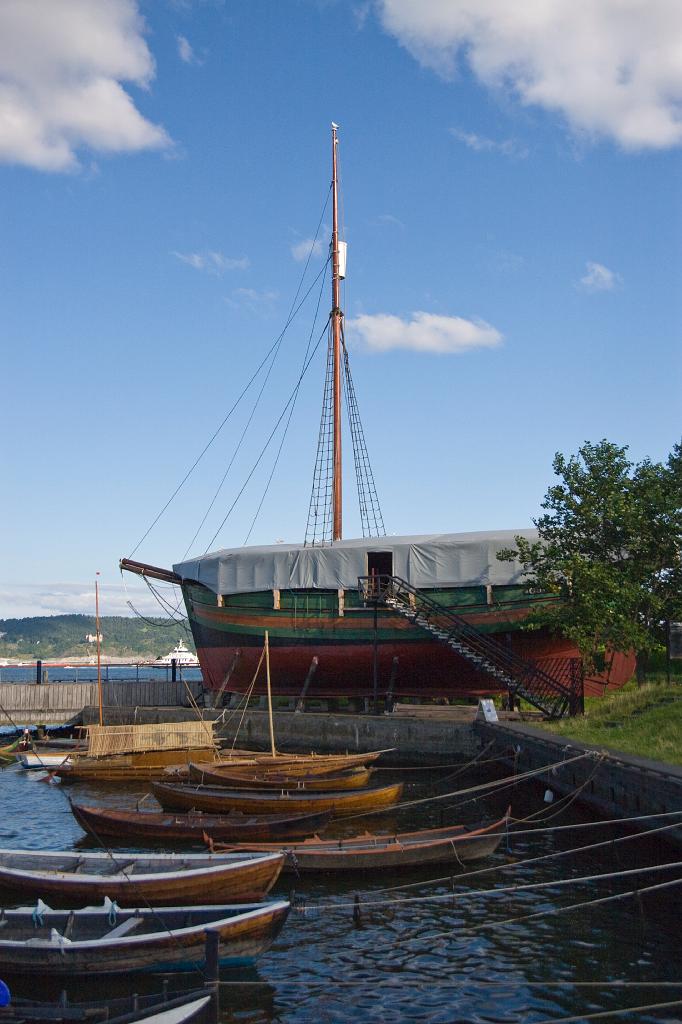 IMG_7428.jpg - Ausserhalb des Museums kann man ein altes Wikingerschiff besichtigen.