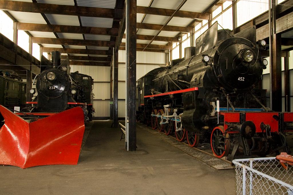 IMG_7507.jpg - Im Außenbereich steht ein Lokschuppen mit noch betriebsbereiten Dampflokomotiven.