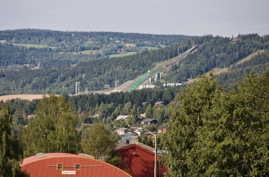 IMG_7536.jpg - Weiter geht es in Richtung Lillehammer. Bei der Anfahrt sehen wir schon aus der Ferne die Olympiaschanze oberhalb des Ortes.