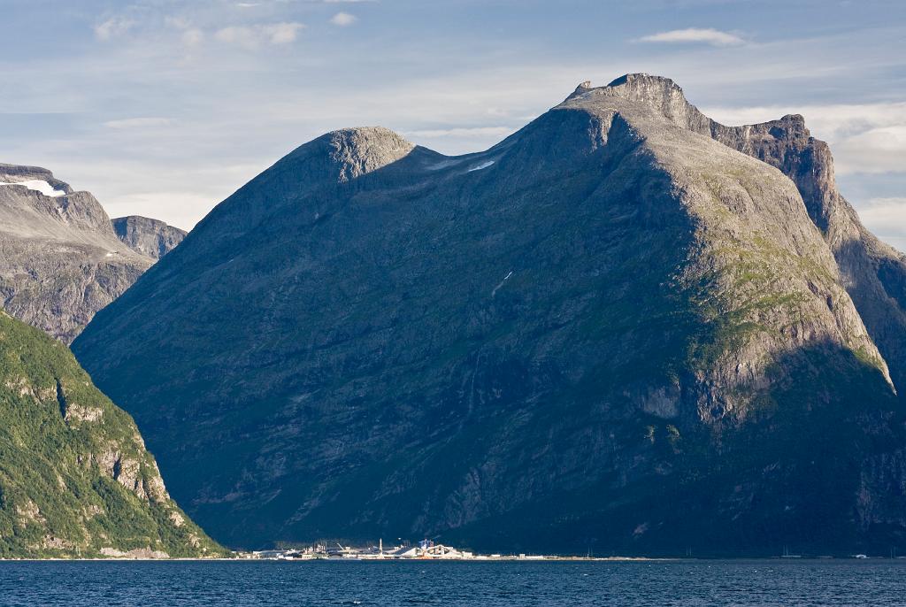 IMG_7942.jpg - Sunndalsora liegt am Fuße dieses mächtigen Felsens. Die Region um Sunndalsora gilt als die wärmste Norwegens. Wir können es so bestätigen.