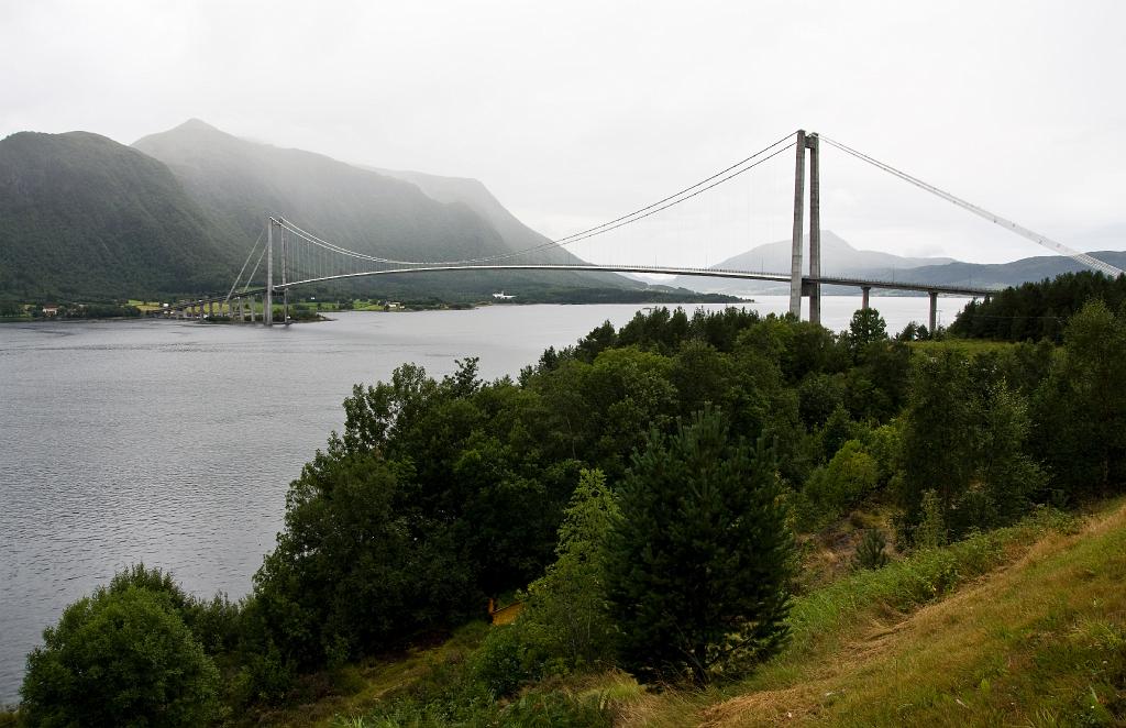 IMG_7958.jpg - Wir verlassen Sunndalsora auf der 70 in Richtung Kristiansund entgegen der Empfehlung des Roadbooks die 62 zu nehmen. Hier kommen wir an der Gjemnesund Brücke vorbei. Es ist mit 993m Länge die längste Hängebrücke Norwegens.