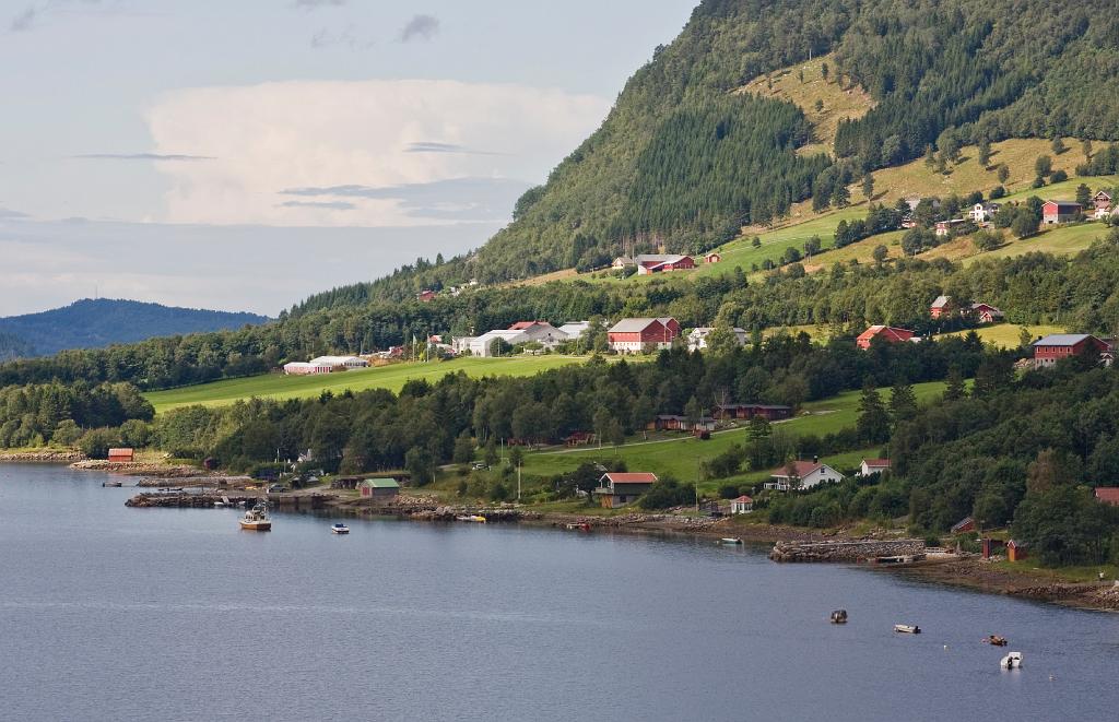 IMG_7995.jpg - Wir fahren weiter durch die Region Nordmore nach Molde, wo uns unsere erste norwegische Fährüberfahrt erwartet.