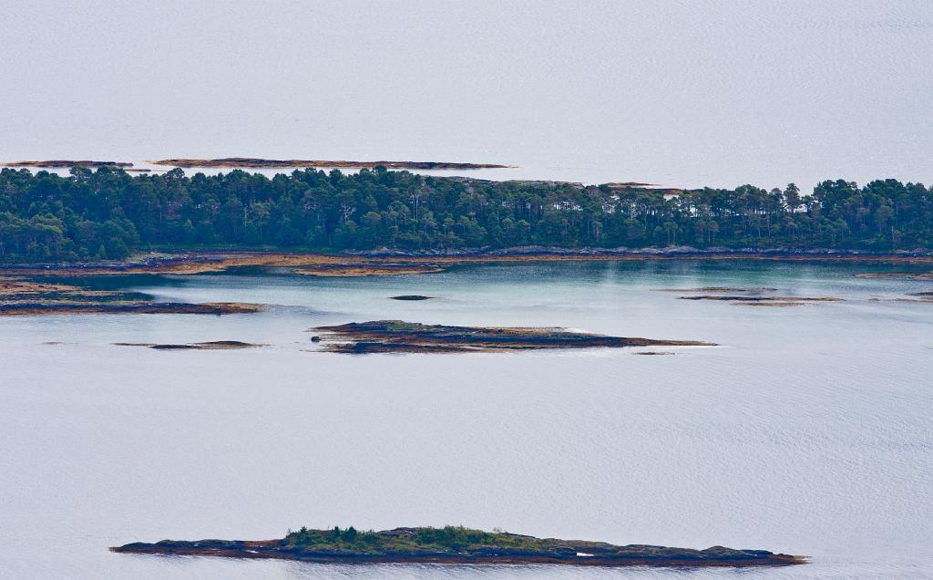 IMG_8014.jpg - Vor der Stadt liegen viele lagunenähnliche Inseln im Moldefjord mit türkisfarbenem Wasser.