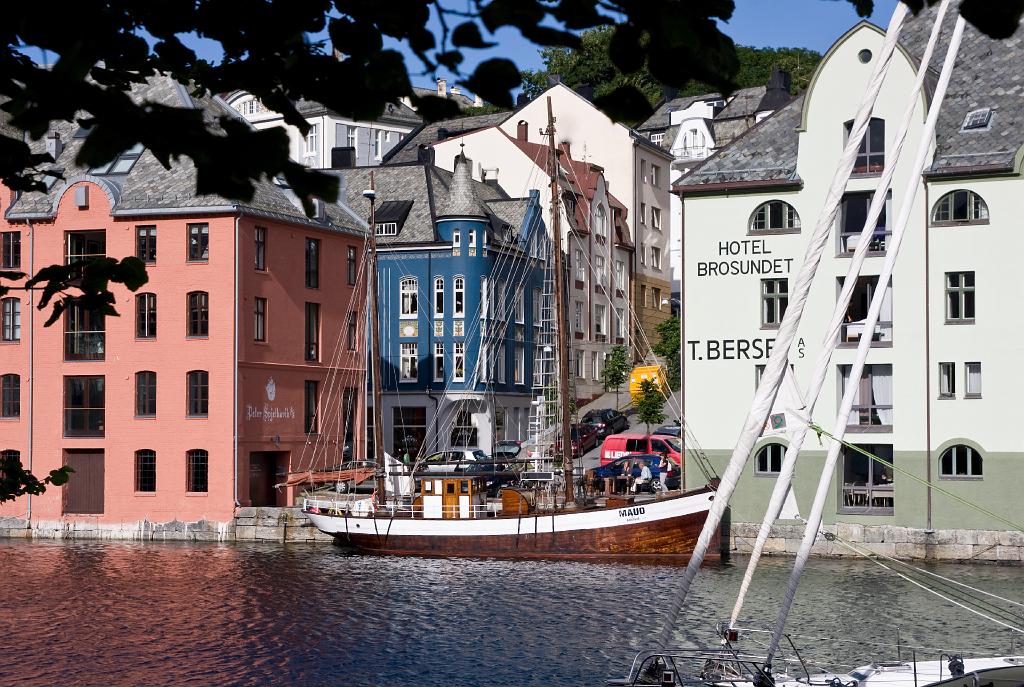 IMG_8086.jpg - Die Norweger haben offensichtlich ein Faible für farbenfrohe Häuser.