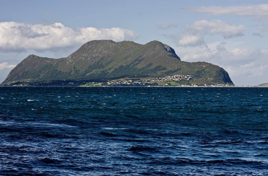 IMG_8098.jpg - Blick auf die Insel Godoya vor Alesund.
