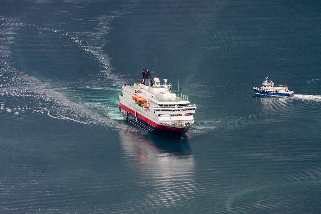 IMG_8264.jpg - Wenig später kam dann doch tatsächlich auch noch ein Schiff der Hurtigruten in den Fjord.